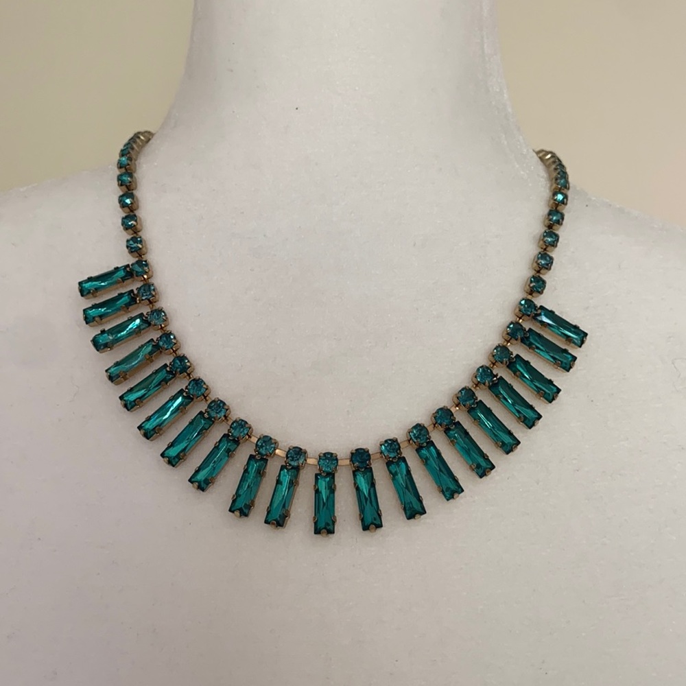 Lovely emerald neckless stone gold tone